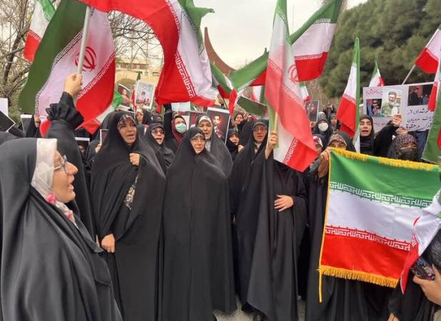 دانشگاهیان الزهرا (س) در حمایت از پرچم جمهوری اسلامی تجمع کردند