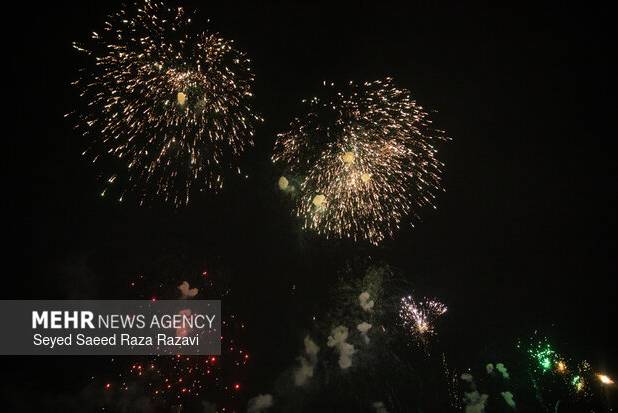 تصاویری از نورافشانی به مناسبت سالگرد پیروزی انقلاب اسلامی در اسلامشهر