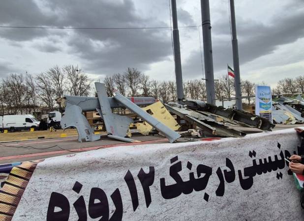 نمایش لاشه پهپادهای ساقط‌شده رژیم صهیونیستی در جنگ ۱۲‌ روزه