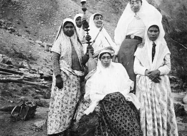 تصویری از کوهنوردی عجیب زنان قاجار با قلیان !