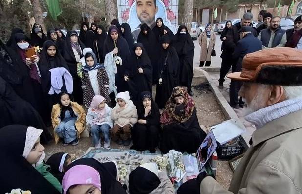 حضور  نوه‌های شهیدان  شاهرود بر مزار شهدا