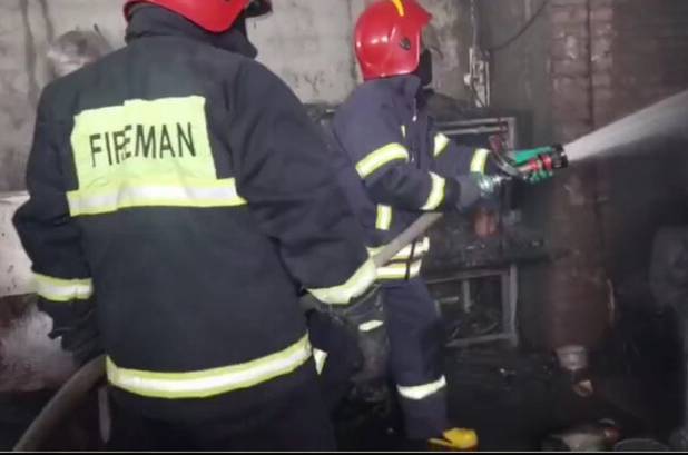 آتش‌سوزی در کارگاه اتاق‌سازی خودروهای سنگین در میاندوآب مهار شد