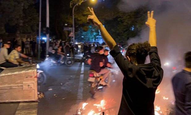 جو بایدن: ما در کنار زنان ایران هستیم