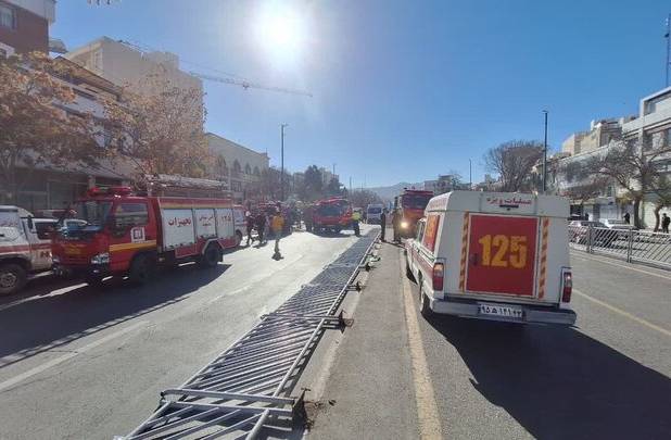 استقرار خودروها و موتورهای آتش نشانی مشهد در مسیرهای راهپیمایی ۲۲ بهمن