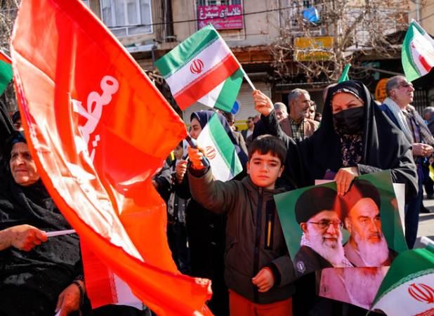 اجرای سرود دانش‌آموزی در خیابان انقلاب خرم‌آباد