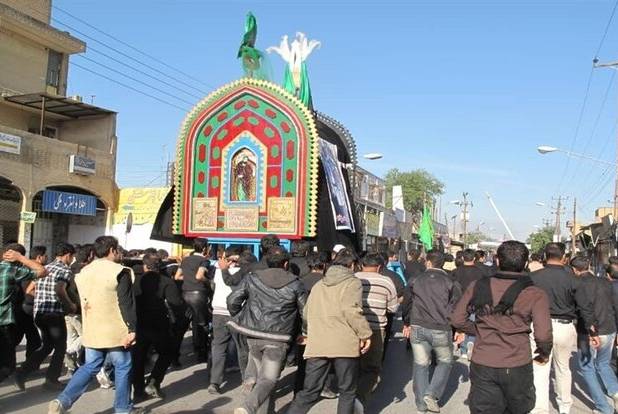 حمل حجله در دهه اول محرم مزین به نام فرزندان امام حسین (ع)