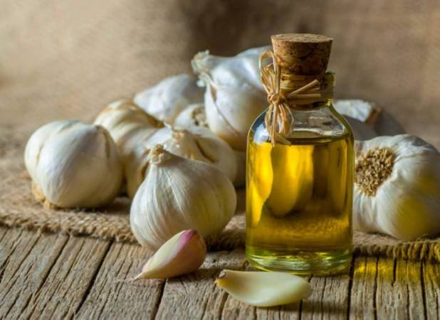 ۸ خاصیت روغن سیر بر پوست و مو