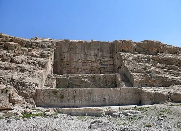 پیگیری‌های ایسنا درباره وضعیت یادگار هخامنشی جواب داد/ آغاز فصل جدید مرمت «ایوان قدمگاه»