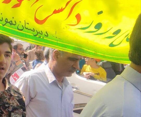 تصویری از پدر مهدی طارمی در راهپیمایی ۱۳ آبان