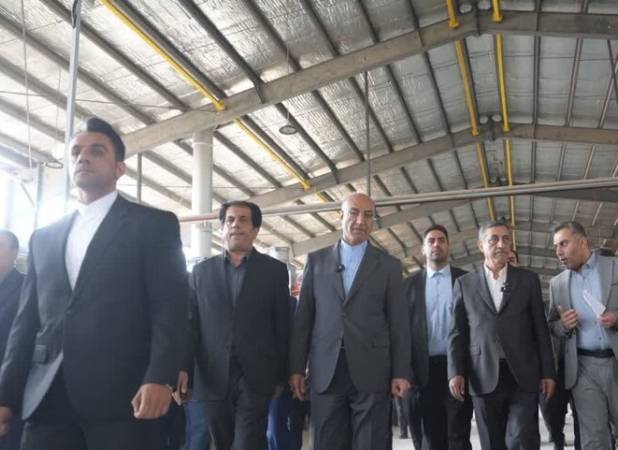 بازدید معاون اجرایی رئیس‌جمهور از کارخانه کاشی و سرامیک در کرمانشاه