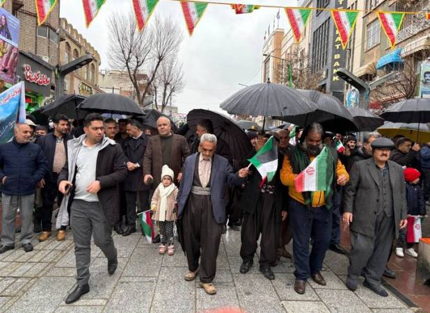 آغاز راهپیمایی ۲۲ بهمن در سنندج زیر بارش باران