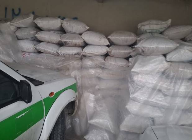 توقیف بیش از ۴ تن مکمل خوراک دام غیر مجاز در الیگودرز