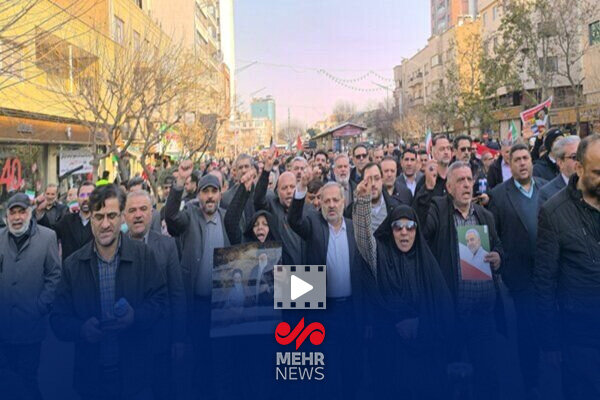 شعرخوانی حسین طاهری در اجتماع اتحاد ایرانیان در میدان انقلاب تهران