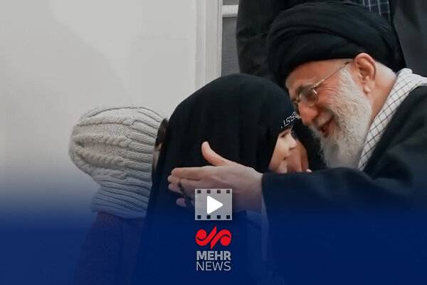 لحظاتی دیده نشده از گفت‌وگوی پدرانه رهبر شهید انقلاب با کودکان