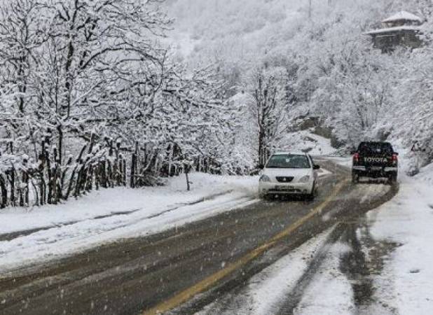بارش برف و باران در محورهای ۱۳ استان
