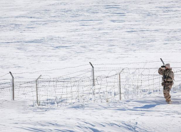 اهدای ۲ هزار کیت گرمایشی لباس به مرزبانان کشور