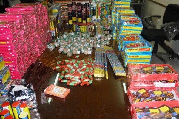 کشف ۲۰ قبضه سلاح غیرمجاز و ۶ هزار مواد محترقه توسط پلیس