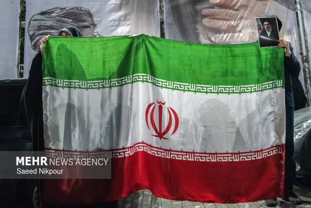 مردم صومعه سرا پای کشور و رهبر شهیدشان ایستاده اند