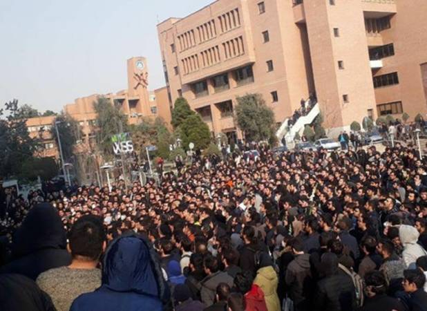 شریف دانشجویان را با پیامک از خوابگاه محروم کرد!