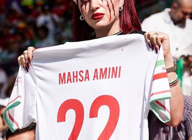 واکنش به پیراهن «مهسا امینی» در بازی ایران-ولز