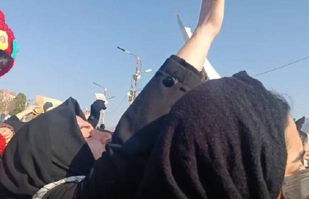 داشت برایش خواهری می‌کرد