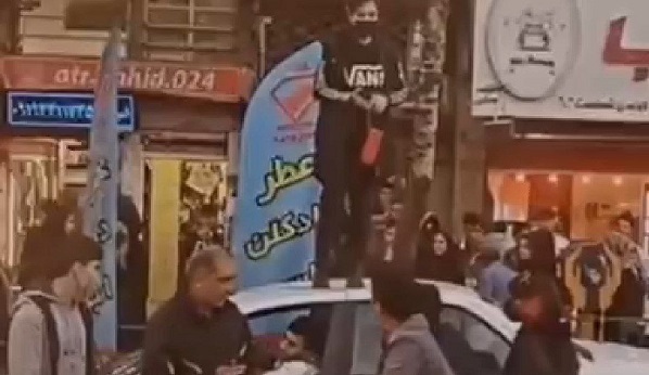 مرگ دختری که روی سقف خودروی پلیس رفت؟