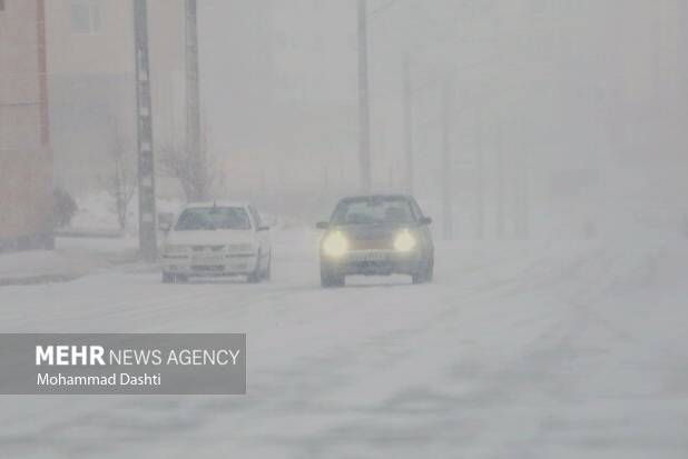 بارش برف و باران در محورهای ۱۰ استان کشور