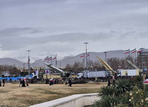 نمایش انواع موشک‌ در مسیر راهپیمایی ۲۲ بهمن در تهران
