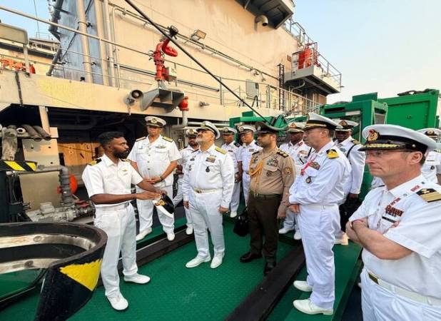 دریادار ایرانی از صنایع دریایی هند بازدید کرد