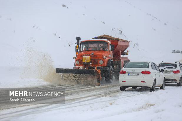 تگرگ و برف در جاده‌های کوهستانی سمنان؛ پلیس: زنجیر چرخ فراموش نشود