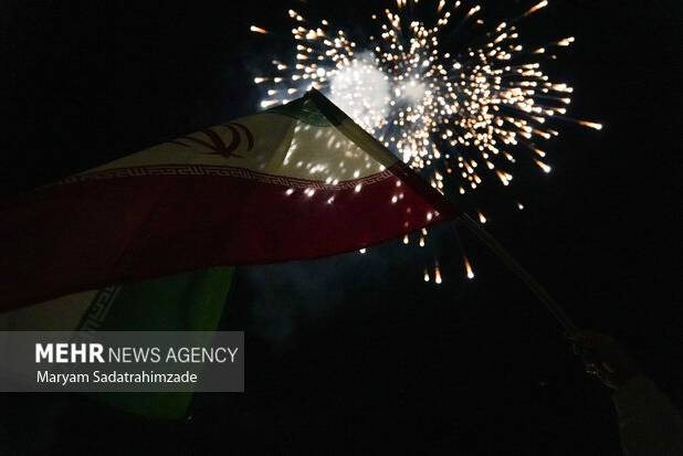 طنین بانگ الله اکبر و مراسم نور افشانی شب ۲۲ بهمن در آستانه اشرفیه