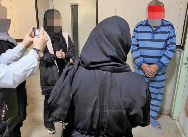 تصویر هجوم دختران در اداره پلیس به پزشک قلابی