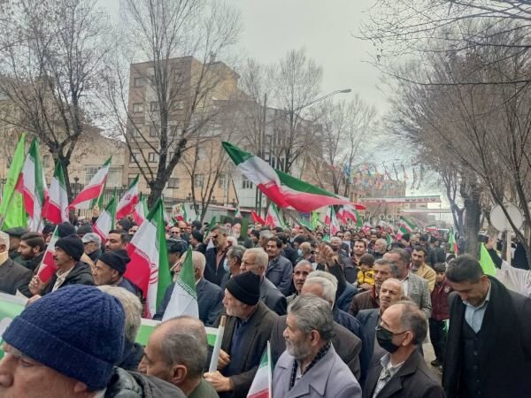 لباسِ اصالت بر تن، پرچمِ غیرت در دست