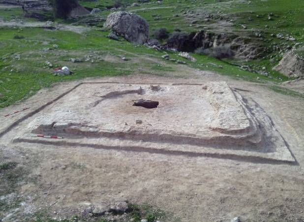 کشف قبر نوزاد در کف خانه‌ای در محوطه ۸۵ چمشیر