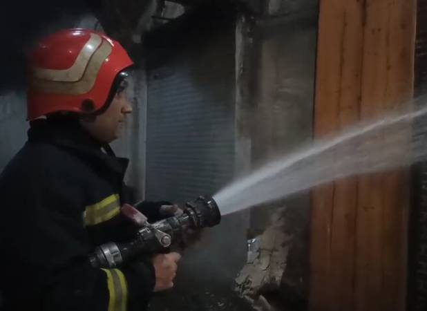 مومنی: آتش‌سوزی جزئی در پیاده‌ راه فرهنگی رشت مهار شد