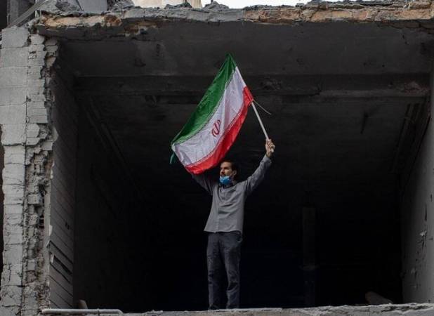 پرچم، تنها سقف پابرجا بر ویرانه‌های غیرت