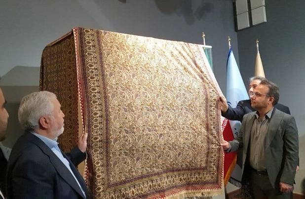 مرد ایستاده در سنگ نگاره ساسانی بزرگ زاده بوده است
