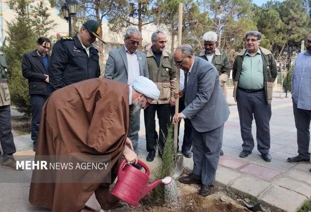 ۱۲ هزار اصله نهال به یاد رهبر شهید در استان سمنان کاشته می‌شود