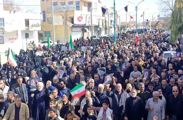راهپیمایی و خروش مردم دارالولایه مهریز در سوگ رهبر شهید انقلاب