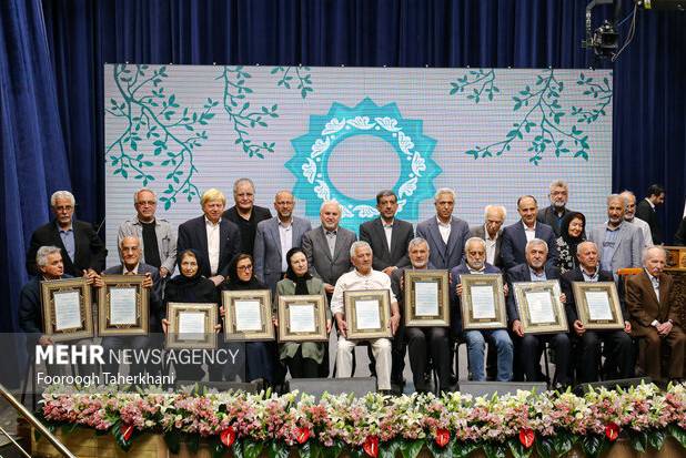 رونمایی از تمبر «شهید جمهور» و قطعه «سپاس فرزندم»