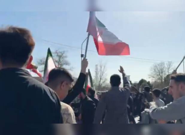 شعار دانشجویان دانشگاه فردوسی مشهد به رفتارهای ساختارشکنانه