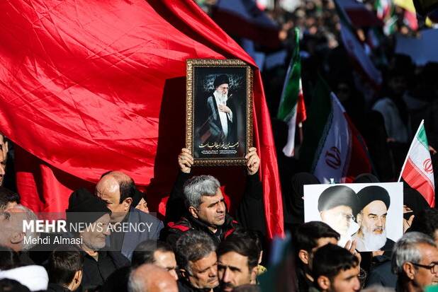 تجمع عزاداران رهبر شهید در میدان انقلاب زنجان 
