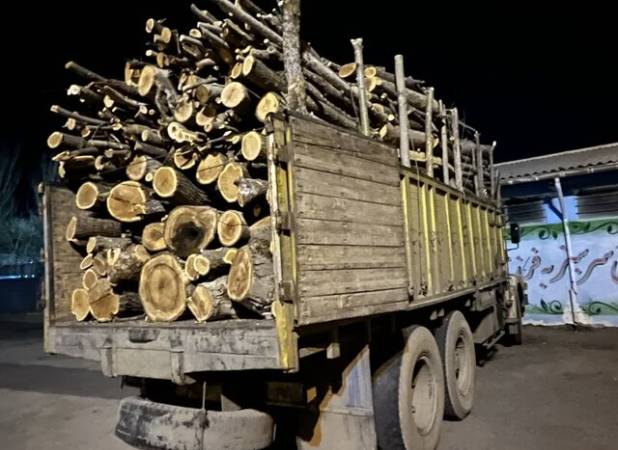 توقیف محموله چوب غیرمجاز در محور نمین - اردبیل