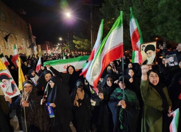 مردم نطنز در سوگ رهبر شهید انقلاب همچنان میدان داری می‌کنند
