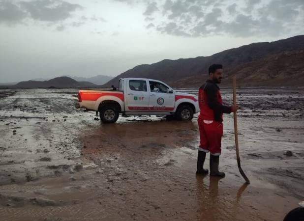 رهاسازی ۶۰ خودرو گردشگران از مناطق سیلابی بردسکن