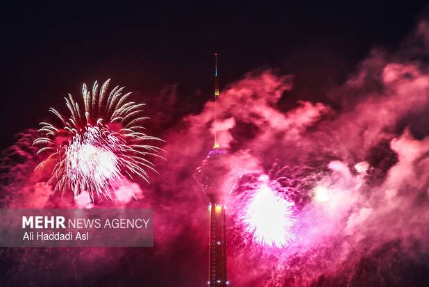 بانگ «الله‌اکبر» از لنز مهر؛ ورامین در شب ۲۲ بهمن نورباران شد