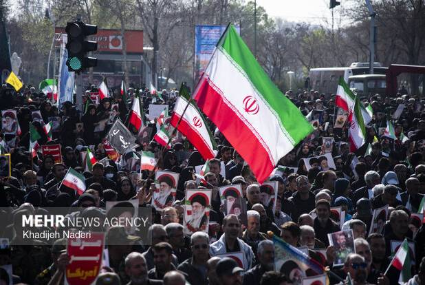 قیام مردم اصفهان در سوگ رهبر شهید در میدان انقلاب