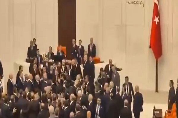 درگیری و کتک کاری شدید در پارلمان ترکیه+فیلم