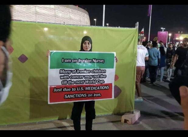 پلاکارد خبرساز زن ایرانی در بازی با آمریکا