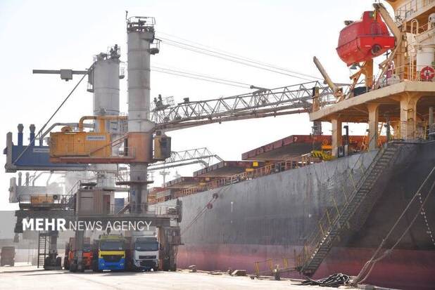 تخلیه کالاهای اساسی در مجتمع بندری امام خمینی ۱۹ درصد رشد داشت